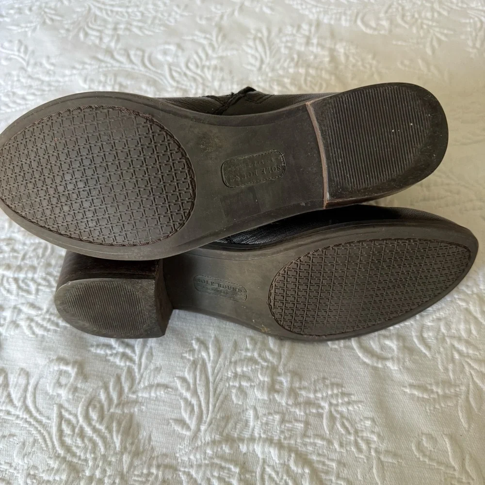 Sole Bound by BareTraps Black Leather Ankle Boots size 8